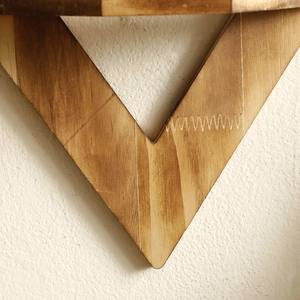 Primer plano del estante de madera de pino en forma de rombo y su veta natural