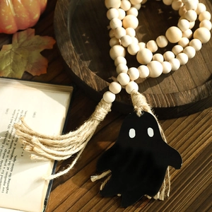 Dettaglio della ghirlanda in legno di Halloween con ciondolo a fantasma e nappa in canapa