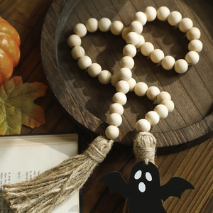 Dettaglio ghirlanda di perline di legno Halloween con nappe di iuta e ciondolo fantasma nero