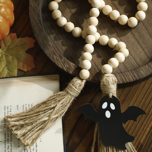 Dettaglio del ferma tende in perline di legno di Halloween con fantasma e nappa rustica