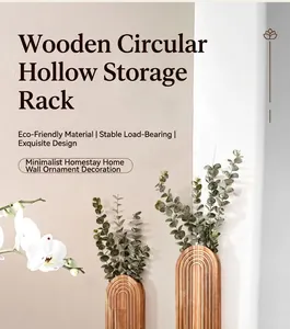 Detailweergave van de boogvormige houten wandplank met natuurlijke houtnerf voor decor