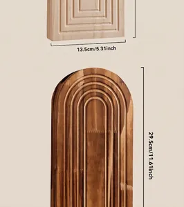 Detail van geometrische houten wandkunst met concentrisch gesneden patronen en afmetingen