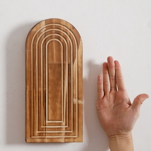 Minimalistische gebogen wandplank van acaciahout met gravures voor huisdecoratie
