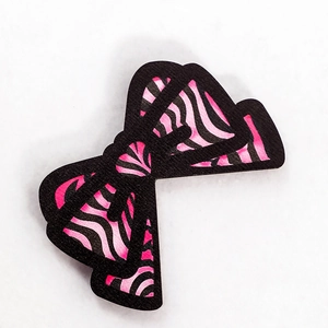 Rosa-schwarze Leopard-Holzschleife für Schreibtischdeko oder Mode-Accessoires