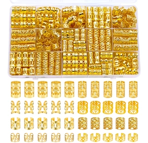Makroaufnahme von 160tlg. goldenem Dreadlock-Schmuckset mit Manschetten und Box