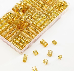 Detailliertes Set aus 160 goldenen Dreadlock-Haarringen in einem Klarsicht-Organizer
