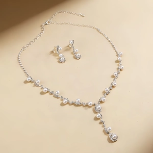 Parure de bijoux élégante en argent avec perles blanches et strass étincelants