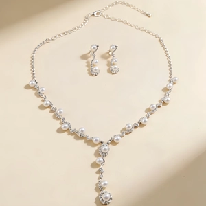 Vue macro de la parure de mariage argentée avec perles scintillantes et cristaux clairs