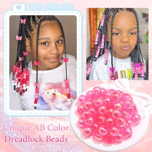 Detailansicht der rosa AB-Acryl-Dreadlock-Perlen und Schmetterlings-Haarspangen für das Styling