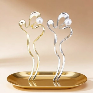 Elegante U-förmige Haarnadeln in Gold und Silber mit weißen Perlen auf Tablett