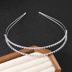 Detail van de dubbellaagse zilveren hoofdband bezet met paarse strass-steentjes