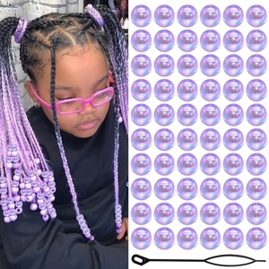 Irisierendes lila Acryl Haarperlen Set für Zöpfe mit Styling Werkzeug und Kinder Modell