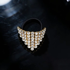 Elegante elastico per capelli con triangolo di strass dorati e fascia nera elastica