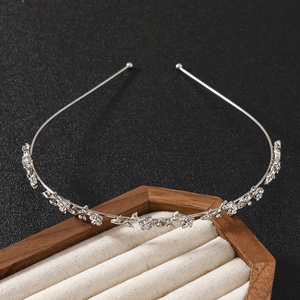 Serre-tête fleur argenté élégant avec cristaux sur un présentoir à bijoux de luxe