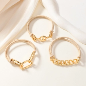 Detailansicht der champagnergoldenen Metallkettenglieder und elastischen Haargummis