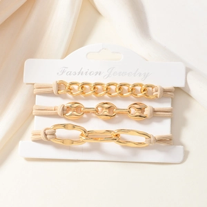 Dreiteiliges Set beige elastische Haargummis mit verschiedenen goldmetallenen Ketten