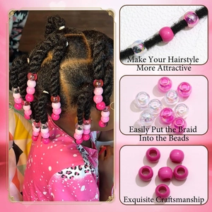 Vue détaillée de perles à grands trous montrant divers styles roses sur des tresses
