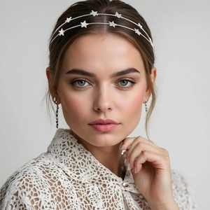 Serre-tête double rangée en métal argenté avec étoiles sur mannequin fond gris clair