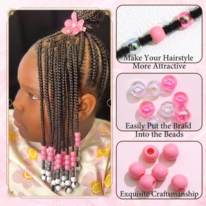 Vues détaillées de perles en acrylique colorées pour tresses d'enfants et gros plans
