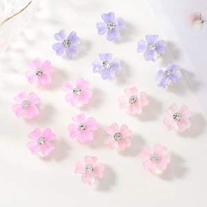 Blumen-Haarclips mit Strasssteinen für Mädchen in Pink und Lila auf weißem Hintergrund