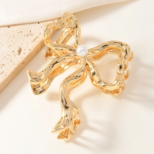 Goldene flüssigmetallene Schleifenhaarklammer mit Hammerschlag-Textur und Perle