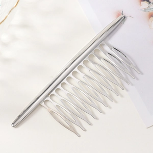 Peigne à cheveux minimaliste argenté en forme de branche avec douze dents polies
