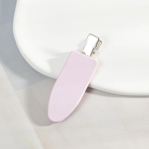 Barrette à cheveux lavande mate minimaliste pour femmes sur un plateau en céramique