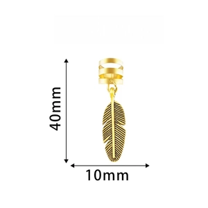 Clip d'oreille avec pendentif plume dorée mesurant 40mm de haut et 10mm de large