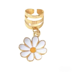Manchette d'oreille dorée à trois couches avec un petit pendentif marguerite blanche