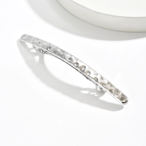 Barrette à cheveux longue argentée avec texture martelée et finition métallique