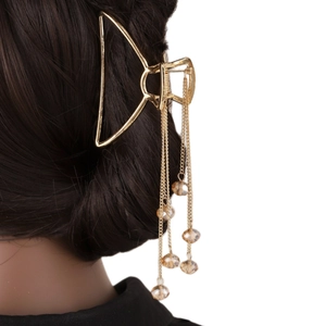 Vue détaillée de la grande pince à cheveux en métal doré avec longues chaînes à perles ambre
