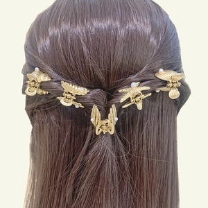 Eleganti mollette per capelli in metallo dorato con perle e motivi a stella marina