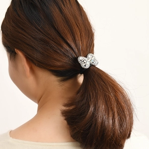 Elastico per capelli con farfalla di strass per donna su una coda di cavallo bassa chic