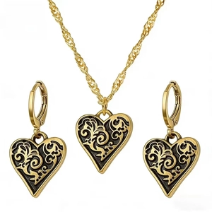 Détail du parure collier et boucles d'oreilles cœur avec motifs gravés noirs rétro