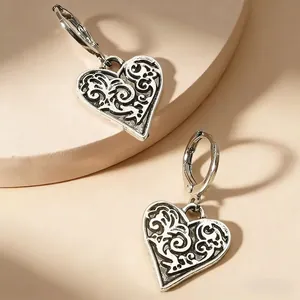 Boucles d'oreilles cœur vintage en argent antique avec gravures de vignes ciselées