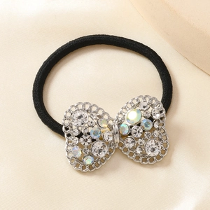 Elastico per capelli con fiocco di strass scintillanti su elegante sfondo di raso