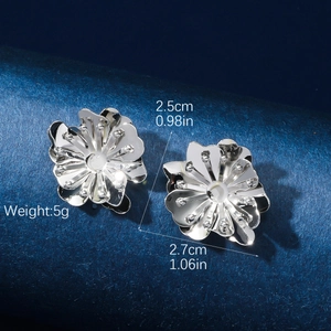 Boucles d'oreilles camélia argentées avec pétales ajourés et pistils métalliques