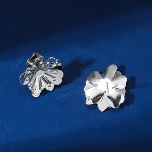 Boucles d'oreilles camélia de style français en argent avec pétales et étamines détaillés