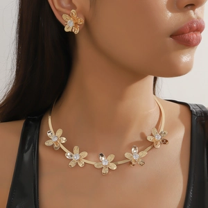 Conjunto de joyas de flores doradas con collar y pendientes con circonitas brillantes