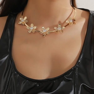Gargantilla dorada con flores de cinco pétalos y cristales transparentes en una modelo