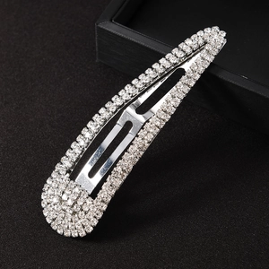 Barrette à cheveux argentée sertie de strass brillants sur un coffret à bijoux noir