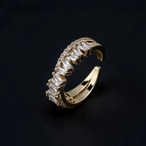 Bague croisée ajustable dorée sertie de zircons cubiques baguettes et ronds étincelants