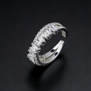 Bague réglable moderne avec zircons baguette et finition argentée polie de luxe