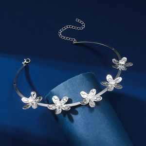 Detalle del collar choker plateado con cinco flores caladas y centros de circonita