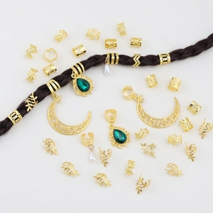Set di 36 gioielli per capelli dorati con gemme verdi, perle e ciondoli a luna