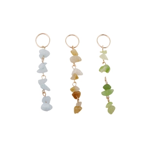 Vue détaillée de trois paires de boucles d'oreilles pendantes en pierres naturelles