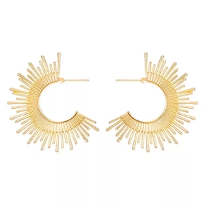 Boucles d'oreilles dorées en forme d'éventail avec motif soleil et franges métalliques