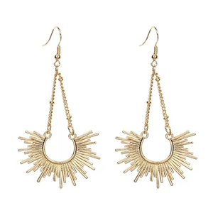 Boucles d'oreilles bohèmes dorées en forme de soleil avec chaînes fines et crochets