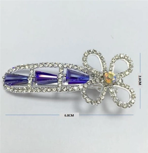 Detailansicht der silbernen Strass-Haarklammer mit lila Steinen und 6,8 cm Maßen