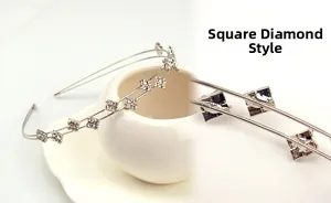 Détail macro du serre-tête argenté orné de doubles rangées de strass carrés fins
